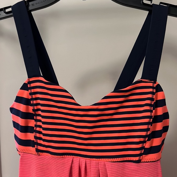 Lululemon Run Back on Track Tank. Size 6 - Picture 8 of 11